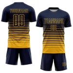 Maillot de football personnalisé à rayures bleu marine et dorées, imprimé par sublimation Maillot de football personnalisé à rayures bleu marine et dorées, imprimé par sublimation