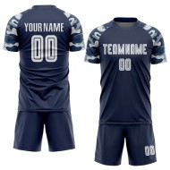Maillot de football personnalisé à sublimation, bleu marine, blanc et camouflage Maillot de football personnalisé à sublimation, bleu marine, blanc et camouflage